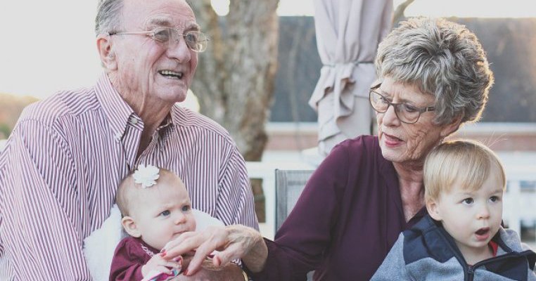 Ce sumă vor primi bunicii care au grijă de nepoți