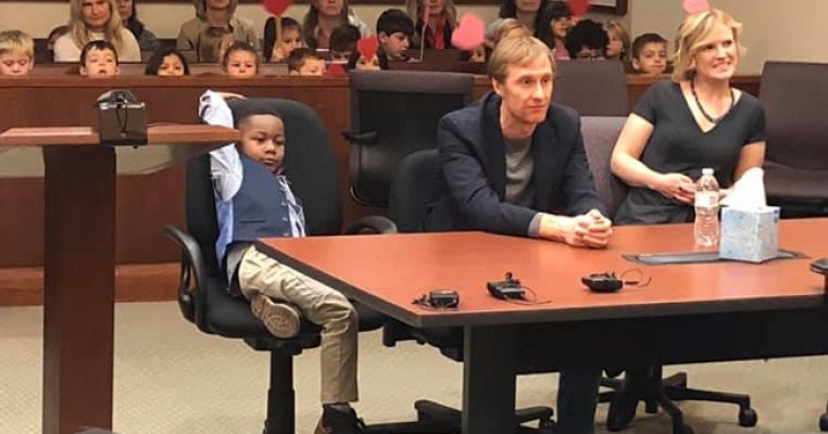 Gest adorabil făcut de un băieţel din America: şi-a invitat toată grupa la tribunal, la procesul său de adopţie
