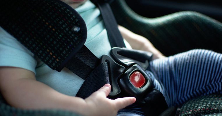 Scaunul auto pune în pericol viața bebelușilor! Un studiu avertizează părinții!