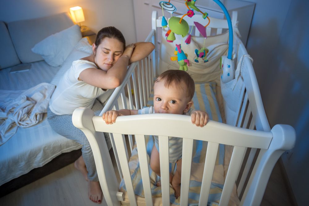 Bebe nu doarme noaptea. Cauzele sunt diferite în funcție de vârstă