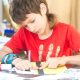 terapia ocupațională le oferă copiilor metode variate, activități plăcute, distractive, pentru a-și îmbogăți deprinderile cognitive, fizice și motorii și pentru a spori încrederea în sine Foto: Shutterstock