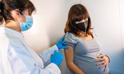 Sunt gravidă sau alăptez. Mă vaccinez sau nu împotriva COVID? Argumente pro și contra date de specialiști