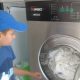 „Ani de zile copilul meu a iubit o mașină de spălat mai mult decât un om”. 10 soluții care au funcționat pentru a-l învață să iubească oamenii