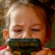 Telefonul, tableta, televizorul si alte ecrane digitale- cum afecteaza acestea ochii copilului?