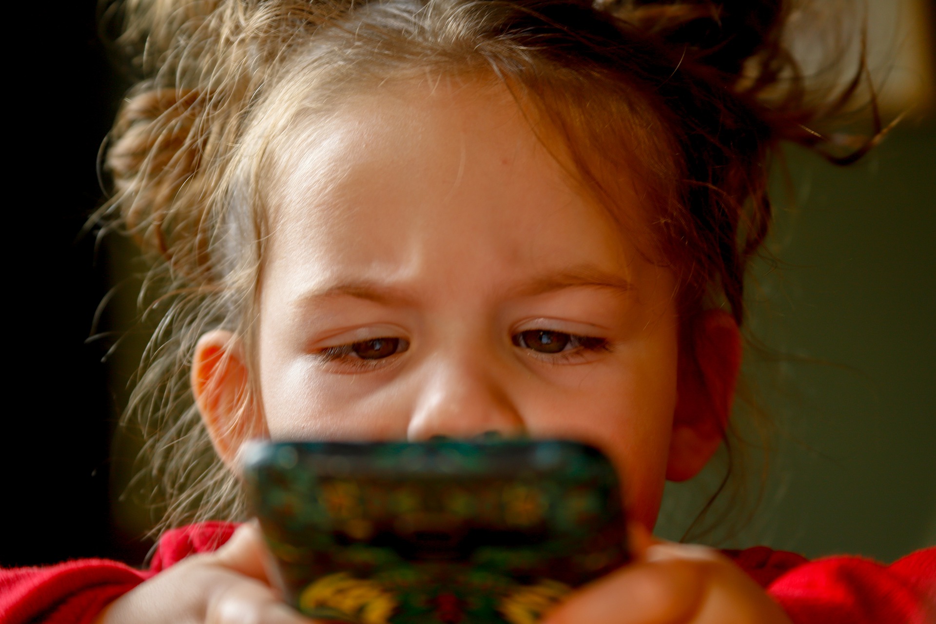 Telefonul, tableta, televizorul si alte ecrane digitale- cum afecteaza acestea ochii copilului?