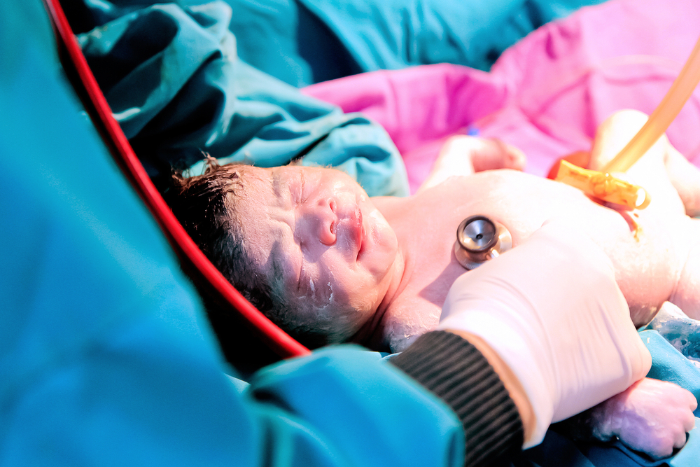 Naștere la Spitalul Odobescu din Timișoara. ”Copilul avea cataractă congenitală, dar nimeni nu a văzut asta. Cadrele medicale erau prea ocupate să certe mămicile”