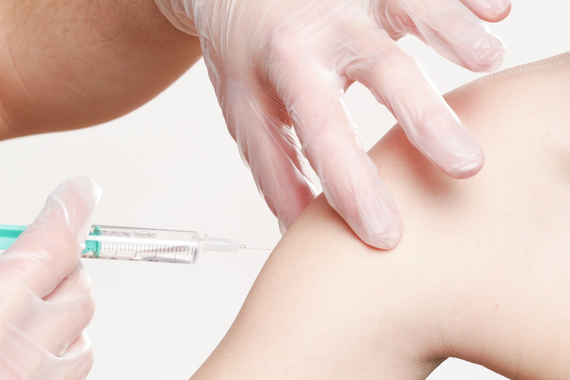 Programul de vaccinare anti-HPV va fi extins la fetele si baietii de peste 14 ani