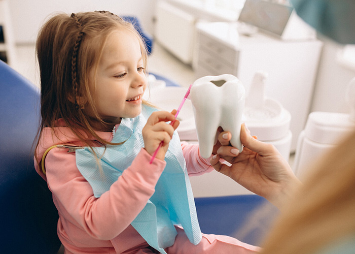 50% dintre copii nu își îngrijesc dinții în mod optim. Iată cum avem grijă de dantura celor mici!