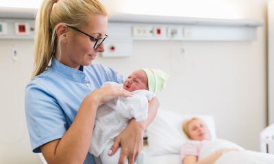 asistentă cu nou născut