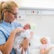 asistentă cu nou născut