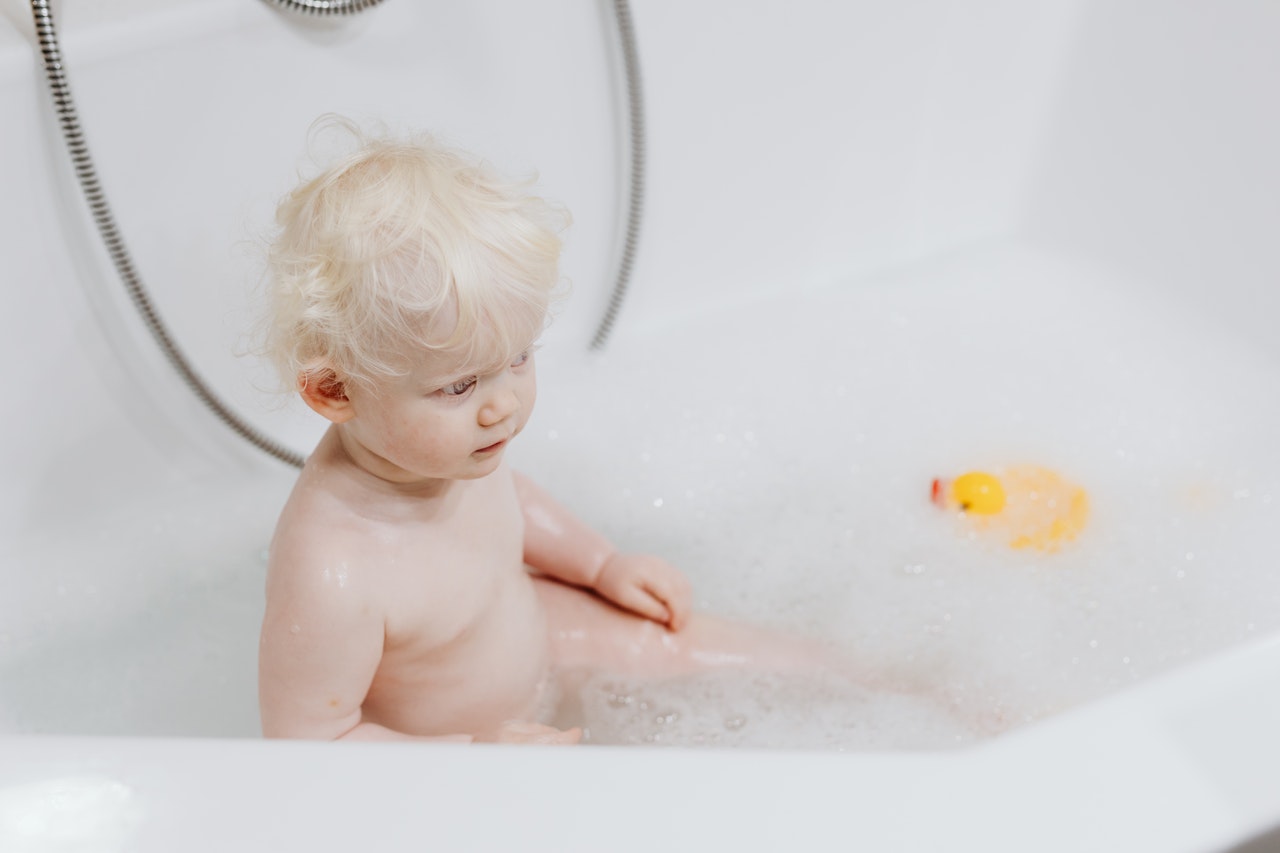Cât de des trebuie să facă baie copilul?
