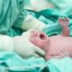 O româncă a născut în Germania un bebeluș cu dinți. „A avut 4,40 kg, 53 de cm și 2 dinți”