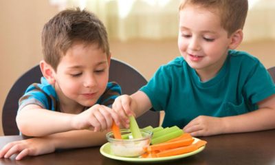 Sfaturi simple pentru a-ți încuraja copilul să mănânce sănătos