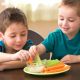 Sfaturi simple pentru a-ți încuraja copilul să mănânce sănătos