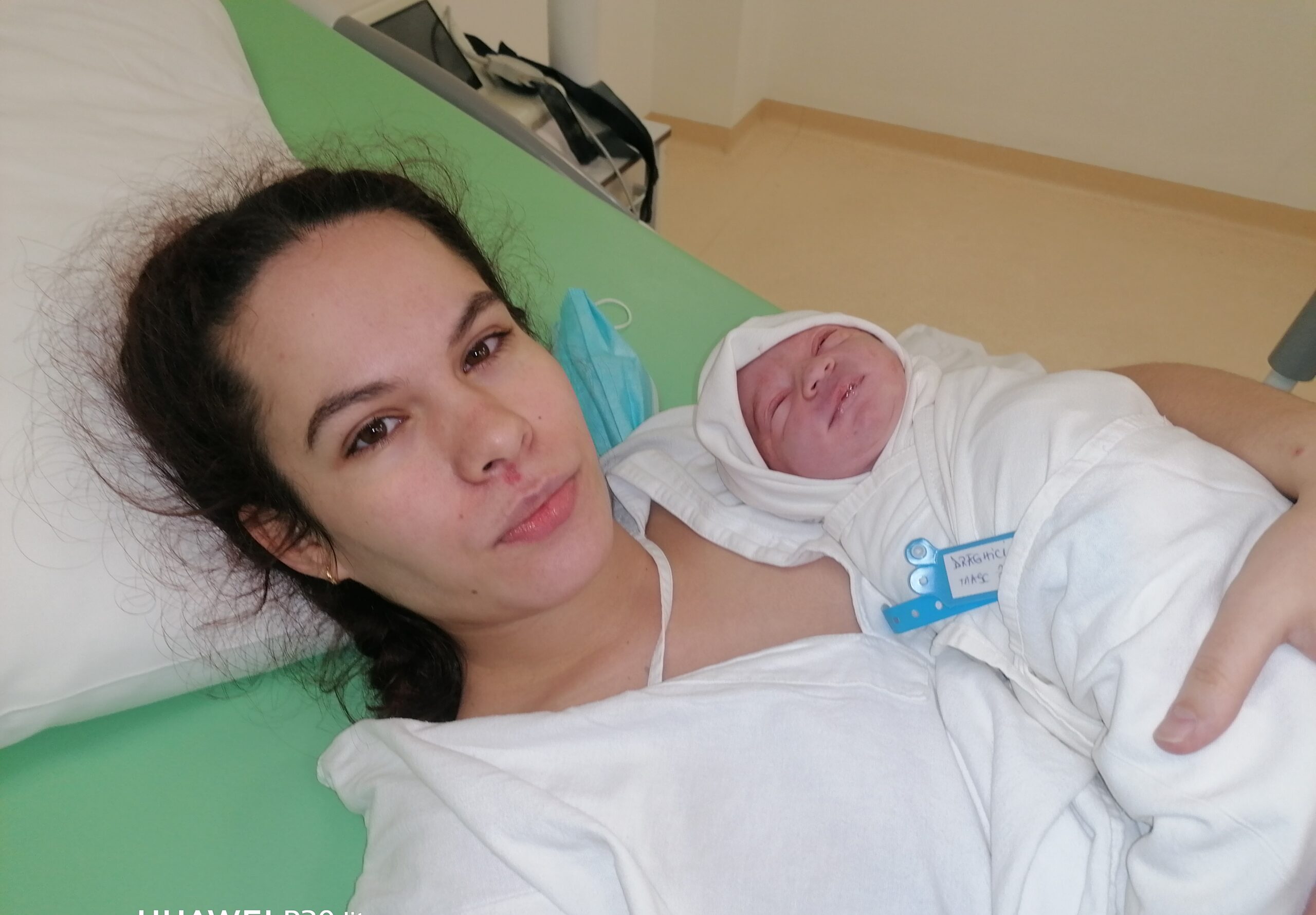 Naștere la spitalul din Ploiești în săptămâna 41 de sarcină. „Bebe era lipit de sacul gestațional, iar medicul nu putea rupe membranele”