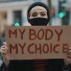 „Decizia unui avort ar trebui să îi aparțină femeii” vs „Ceea ce s-a zămislit în femeie este ființă omenească”