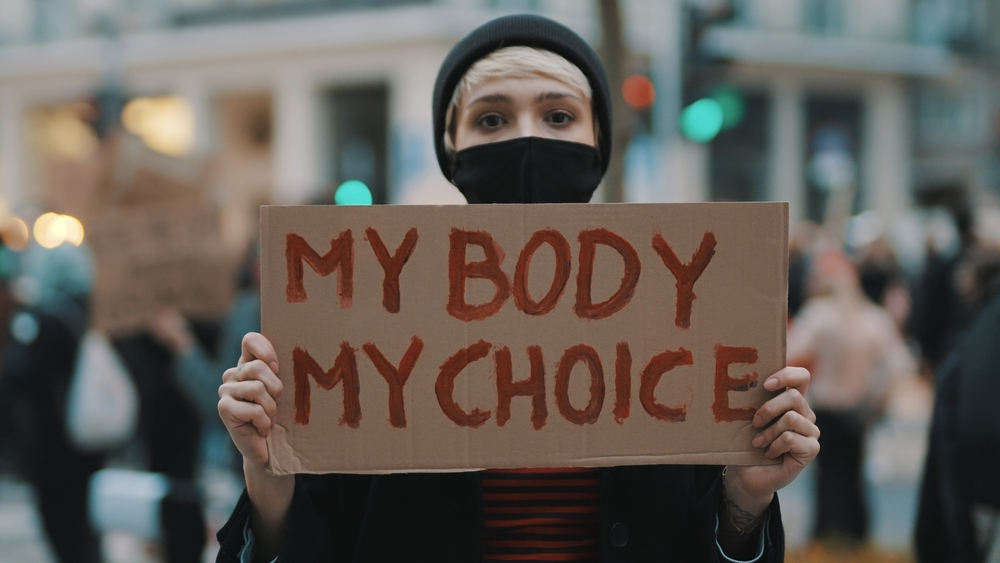 „Decizia unui avort ar trebui să îi aparțină femeii” vs „Ceea ce s-a zămislit în femeie este ființă omenească”