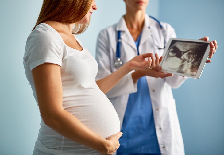 Prevenirea complicațiilor de la nașterea prematură începe cu o sarcină sănătoasă. Câte vizite la medic trebuie să faci în timpul sarcinii?