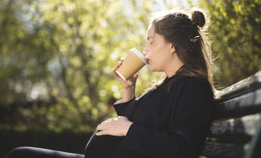 Studiu: În timpul sarcinii chiar și un consum mic de cafea poate influența dezvoltarea bebelușului