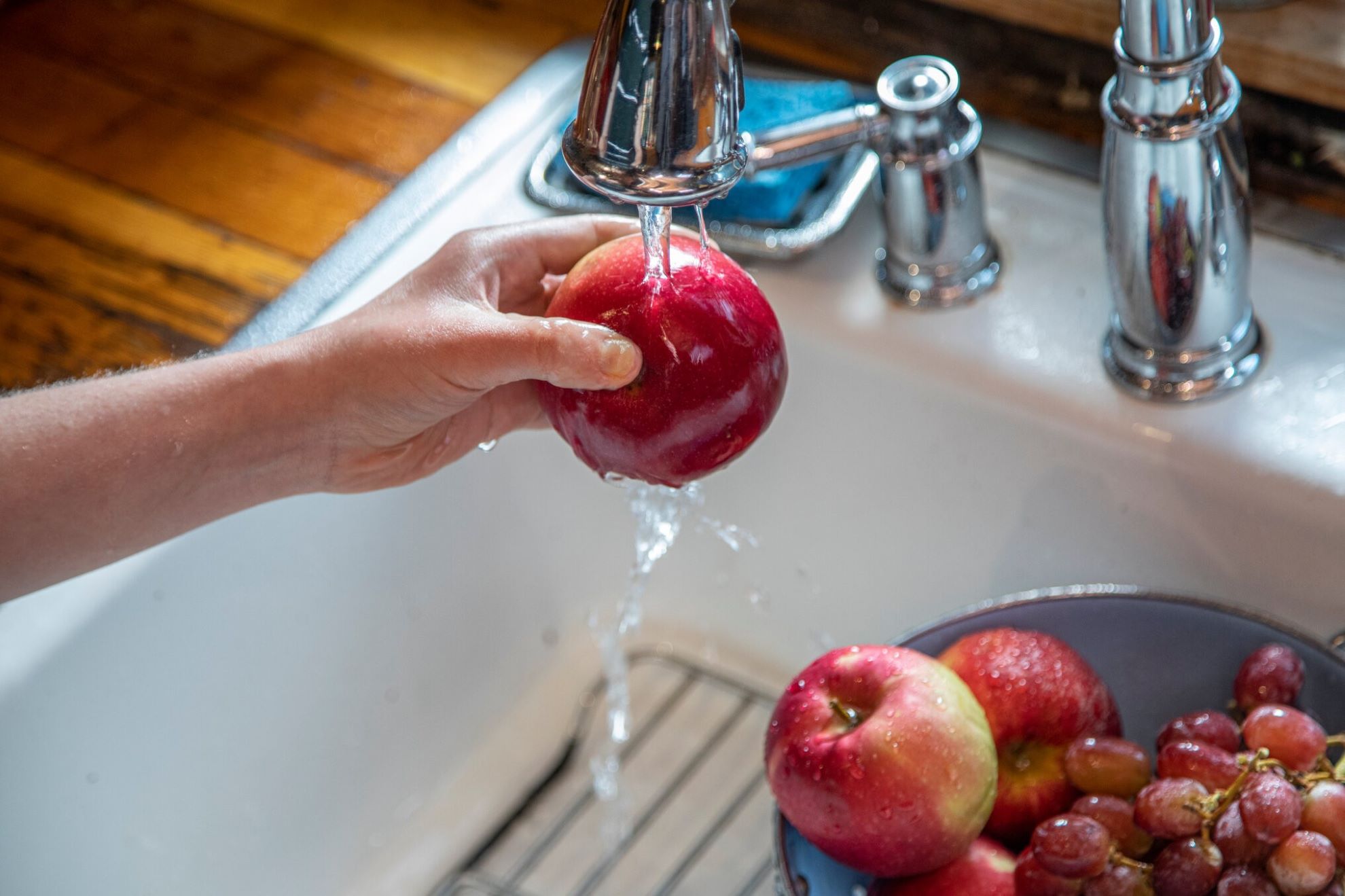 Cum să spălăm corect și să eliminăm pesticidele din fructe și legume?