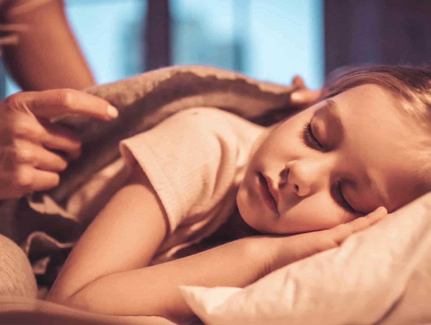 Studiu: Copiii de 9-10 ani care dorm mai puțin de nouă ore pe noapte au dificultăți cognitive, probleme mentale și comportamentale
