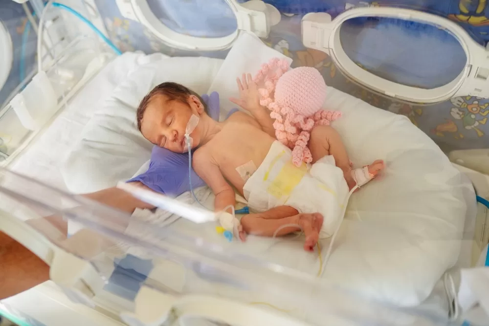 Nou născut operat la spitalul Sfânta Maria din Iași. „O săptămână, cât a fost intubată, nu m-am putut apropia de ea, pentru că aveam Covid”