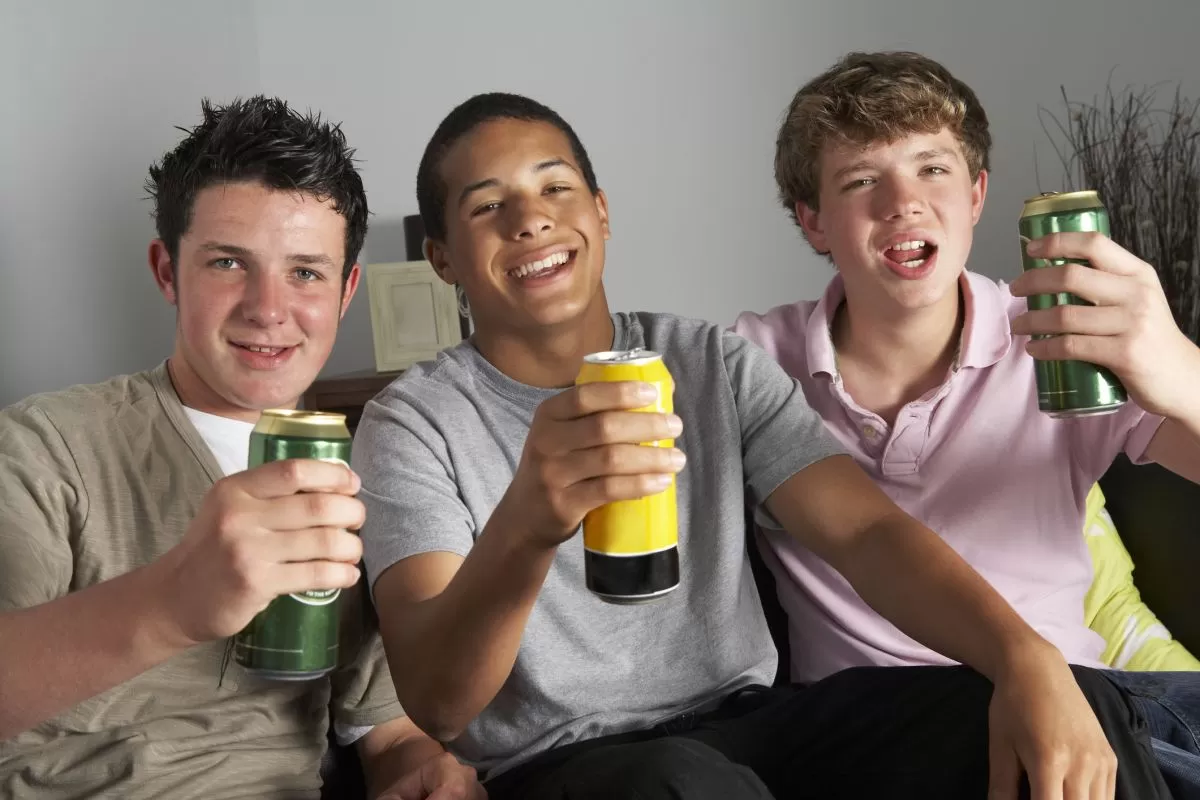 Alcoolul la adolescenți. Dr. Eugen Hriscu: „Nu e în regulă să dați copiilor o gură de bere, să vadă cum e!”