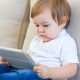Cu cât stă copilul mic mai mult în fața ecranelor cu atât crește probabilitatea de a avea întârzieri în dezvoltare