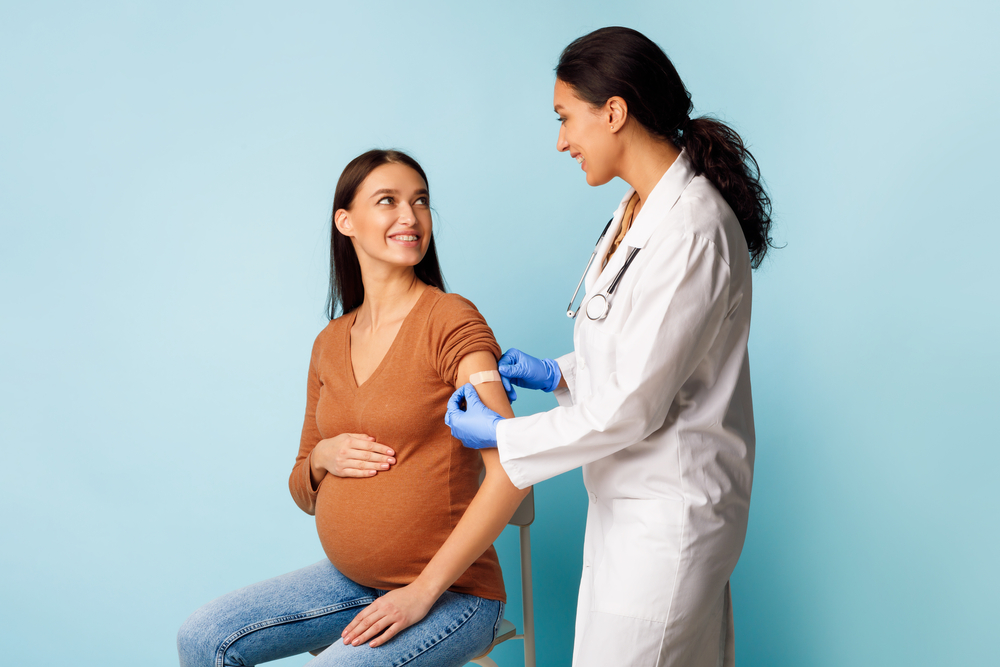 Femeile însărcinate se pot vaccina? Dar cele care alăptează?